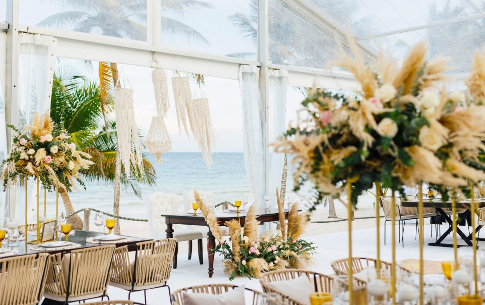 Destination wedding in the beach with an amazing view of the sea in Los Cabos