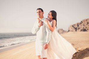 Incredible shooting of bride and groom before their destination wedding in Los Cabos
